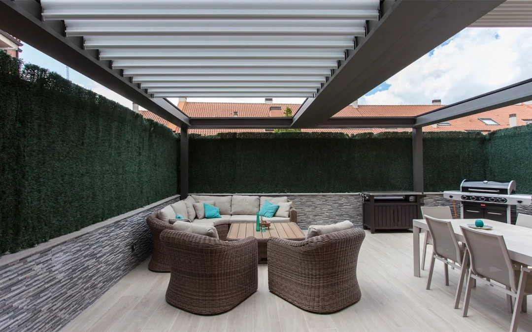 5 motivos para instalar una pérgola bioclimática y retráctil antes del verano