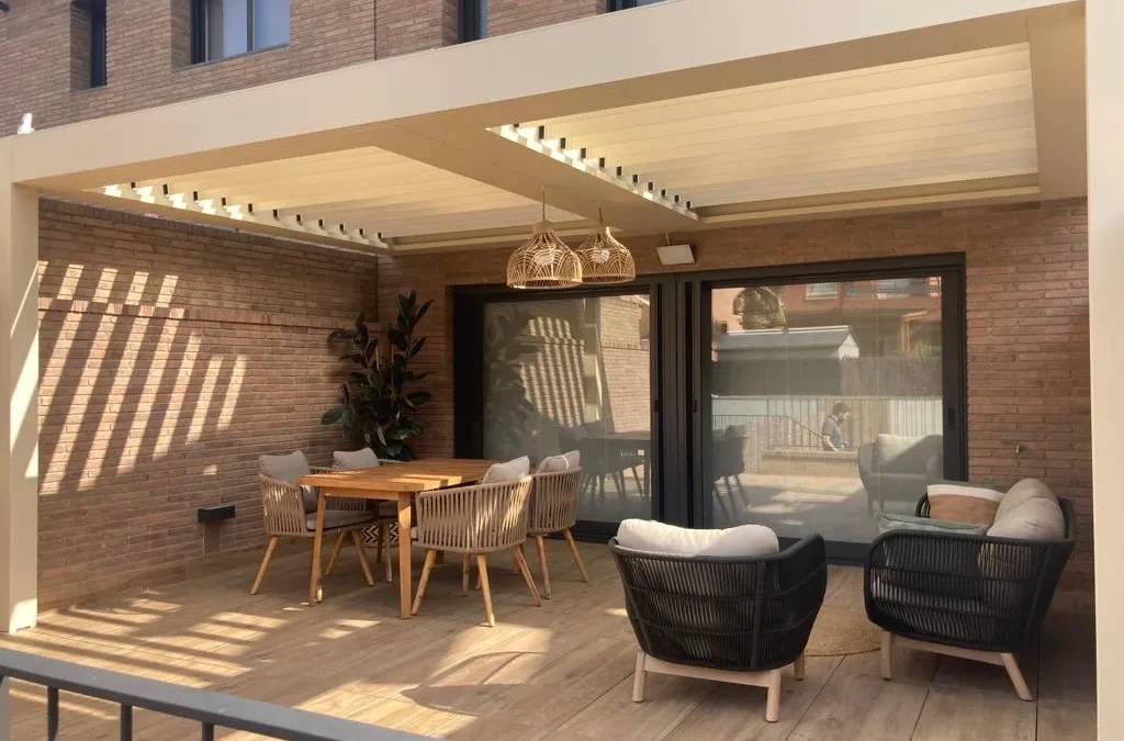 10 ideas de decoración exterior para vivir tu terraza al máximo este agosto