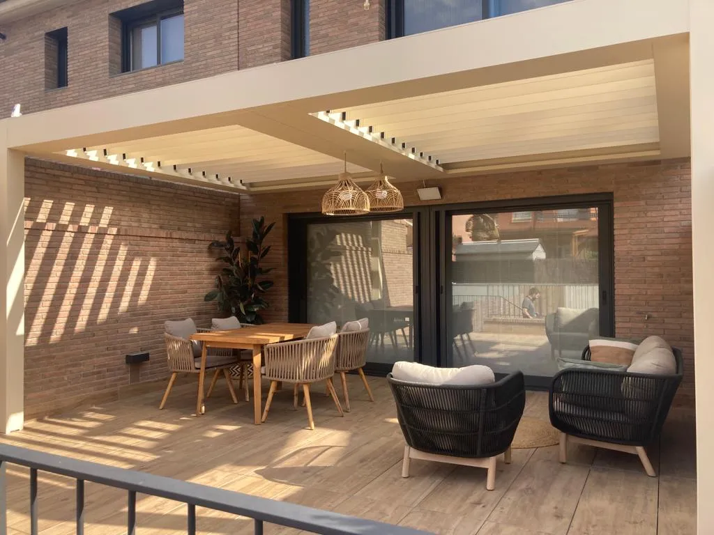 Terraza de lujo con pérgola elegante NUMA y decoración exterior premium en verano